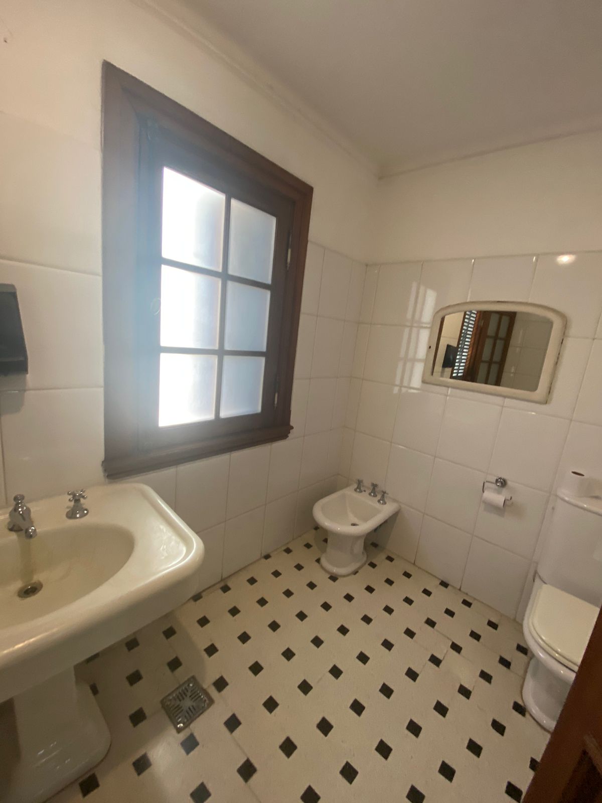 Venta Importante Casa Sobre Hipolito Yrigoyen  Nueva Cordoba