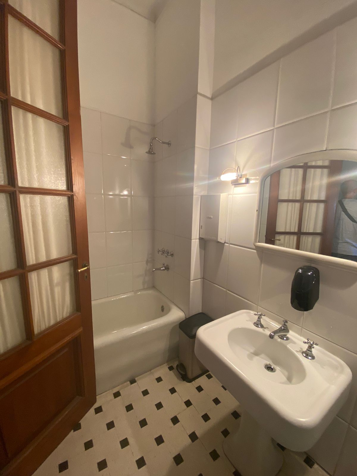 Venta Importante Casa Sobre Hipolito Yrigoyen  Nueva Cordoba