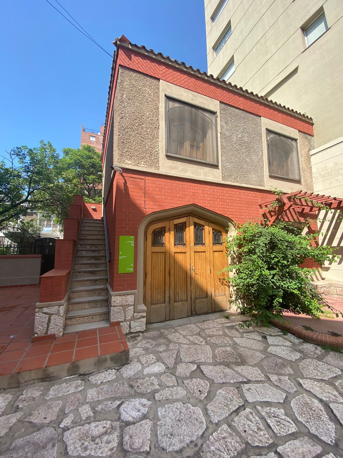 Venta Importante Casa Sobre Hipolito Yrigoyen  Nueva Cordoba