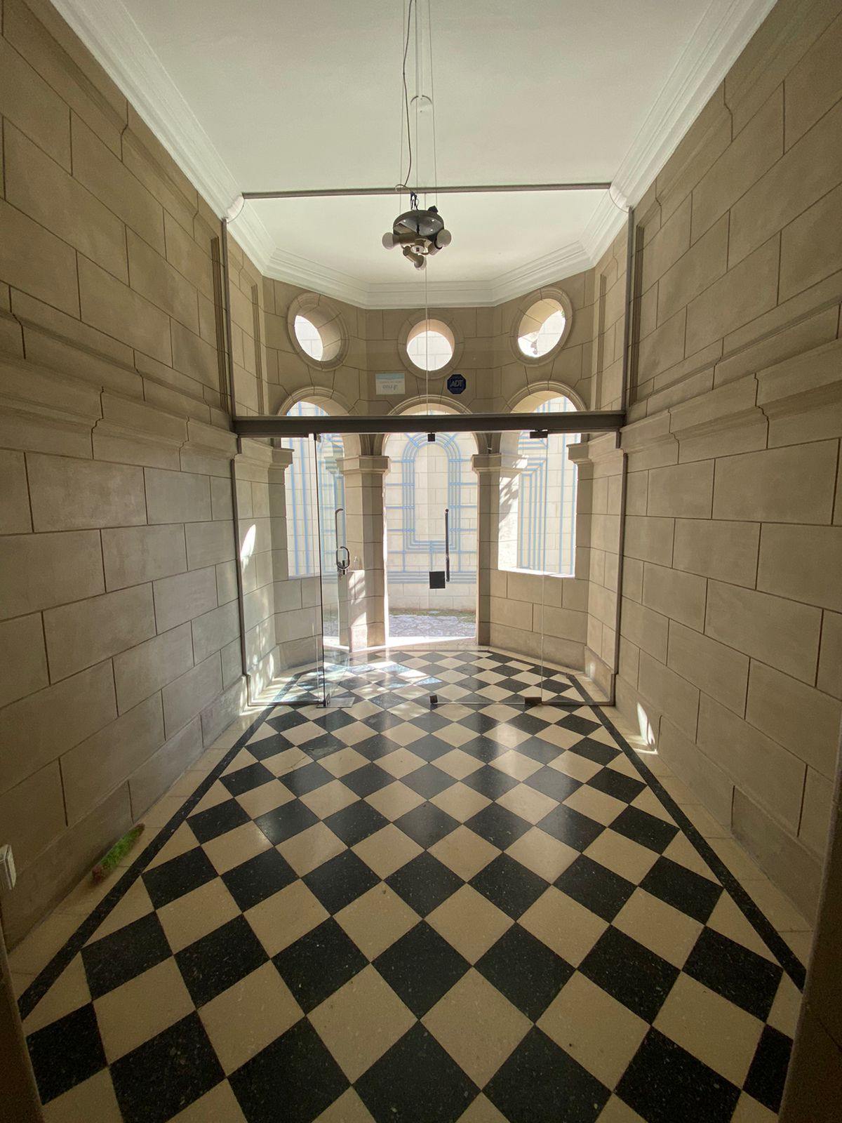 Venta Importante Casa Sobre Hipolito Yrigoyen  Nueva Cordoba