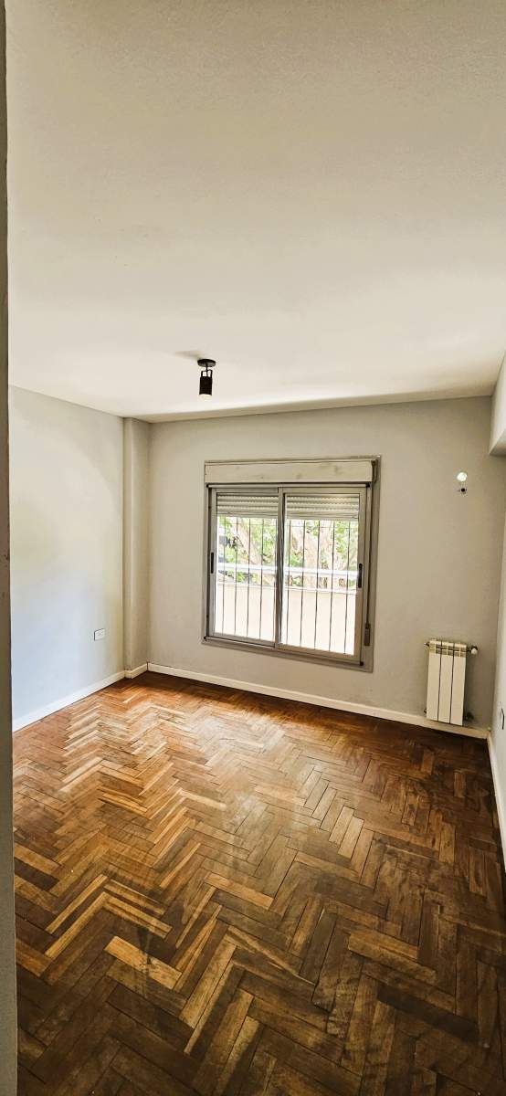OPORTUNIDAD General Paz departamento en venta de dos dormitorios, dos baños, balcón y calefacción central