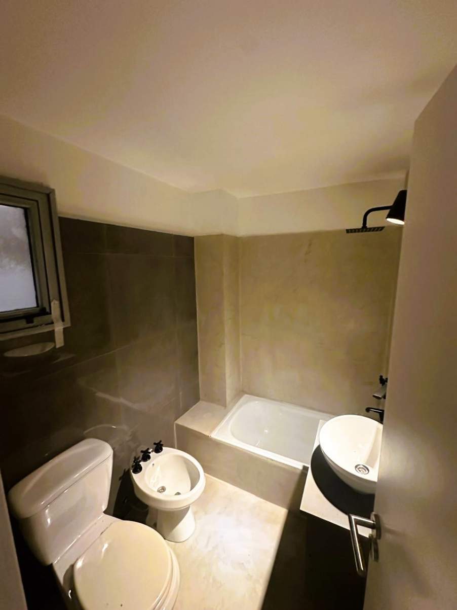 OPORTUNIDAD General Paz departamento en venta de dos dormitorios, dos baños, balcón y calefacción central