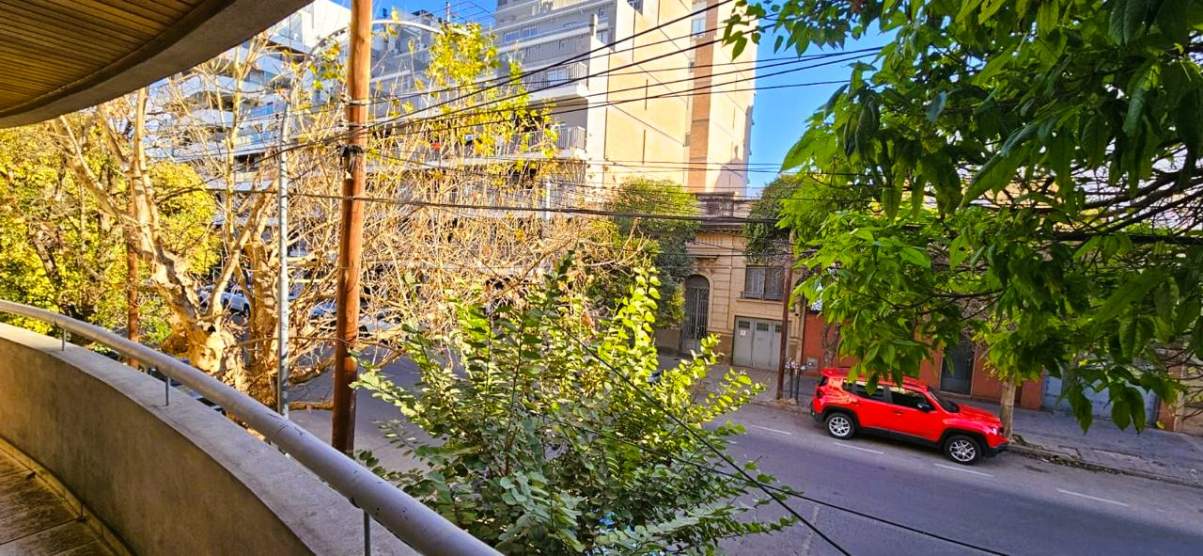 OPORTUNIDAD General Paz departamento en venta de dos dormitorios, dos baños, balcón y calefacción central