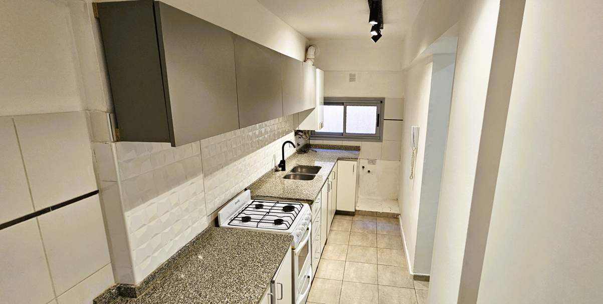 OPORTUNIDAD General Paz departamento en venta de dos dormitorios, dos baños, balcón y calefacción central