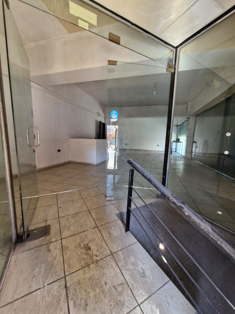 ALQUILER ANUAL  LOCAL COMERCIAL EN ESQUINA BARRIO ALBERDI