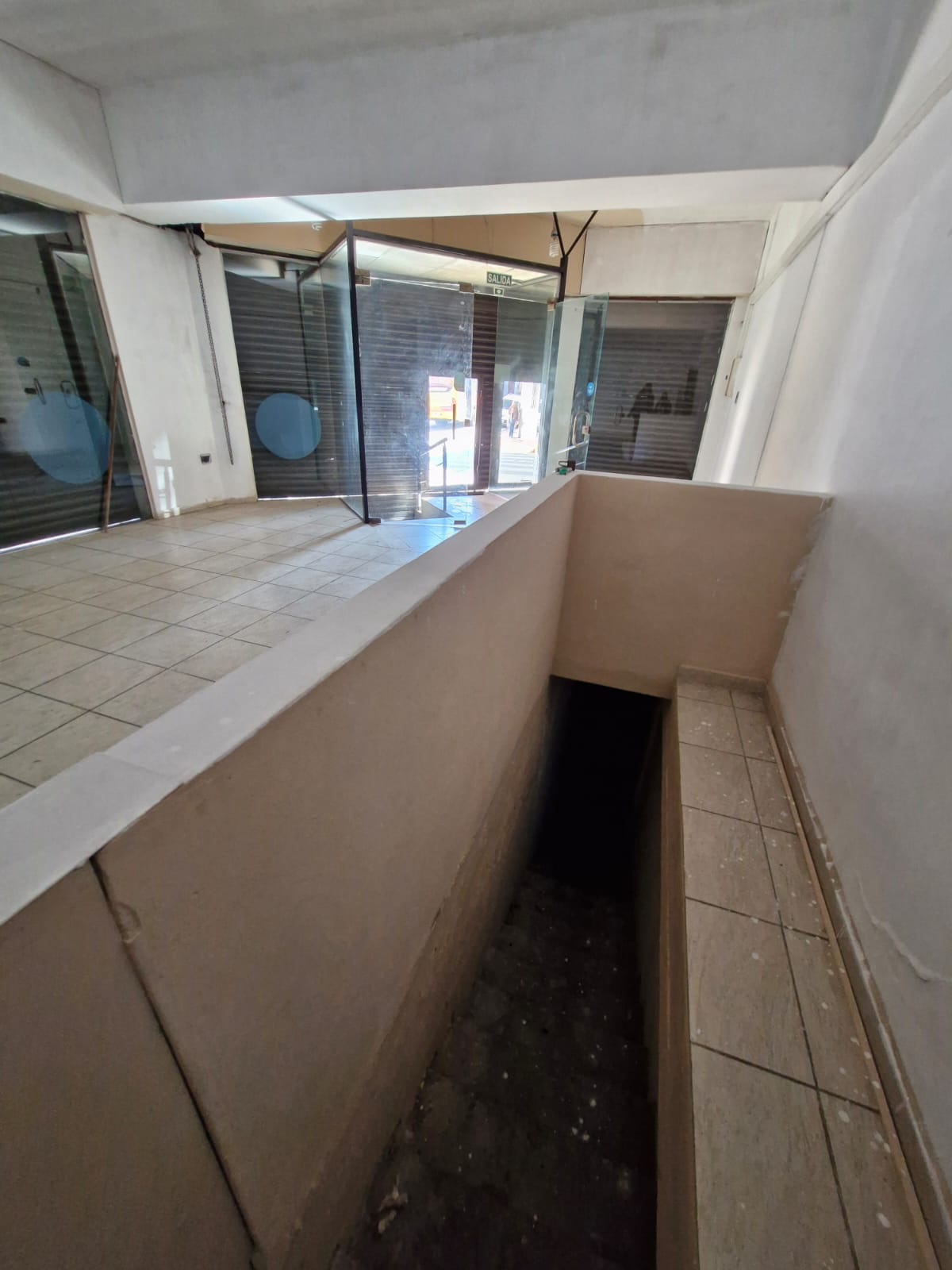 ALQUILER ANUAL  LOCAL COMERCIAL EN ESQUINA BARRIO ALBERDI