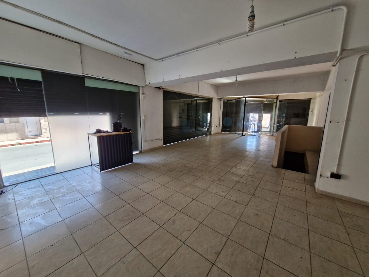 ALQUILER ANUAL  LOCAL COMERCIAL EN ESQUINA BARRIO ALBERDI