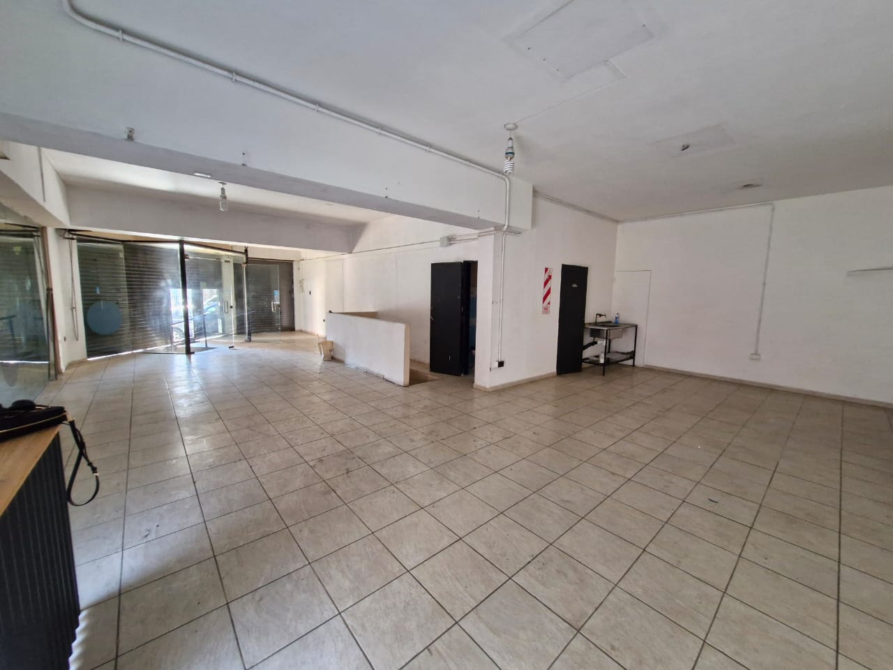 ALQUILER ANUAL  LOCAL COMERCIAL EN ESQUINA BARRIO ALBERDI