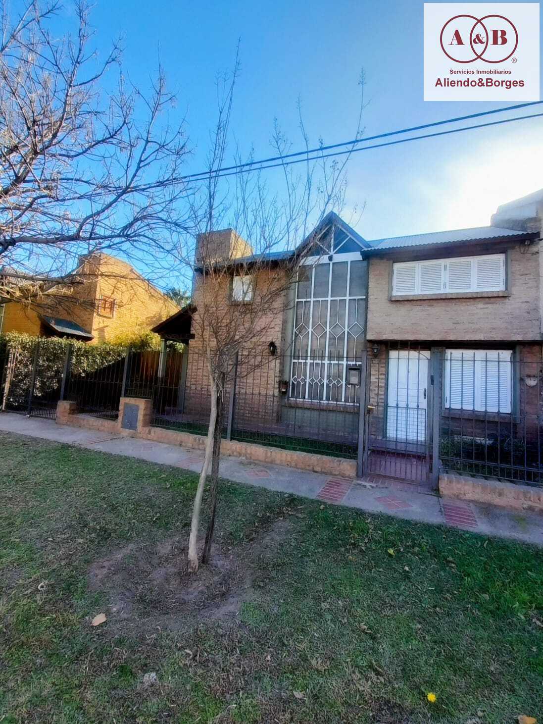 VENDEMOS CASA. UBICADA EN BANDA NORTE, 3 DORMITORIOS CON PATIO, PILETA Y COCHERA MAS DE UN VEHÍCULO EN LÍNEA, RIO CUARTO CORDONBA