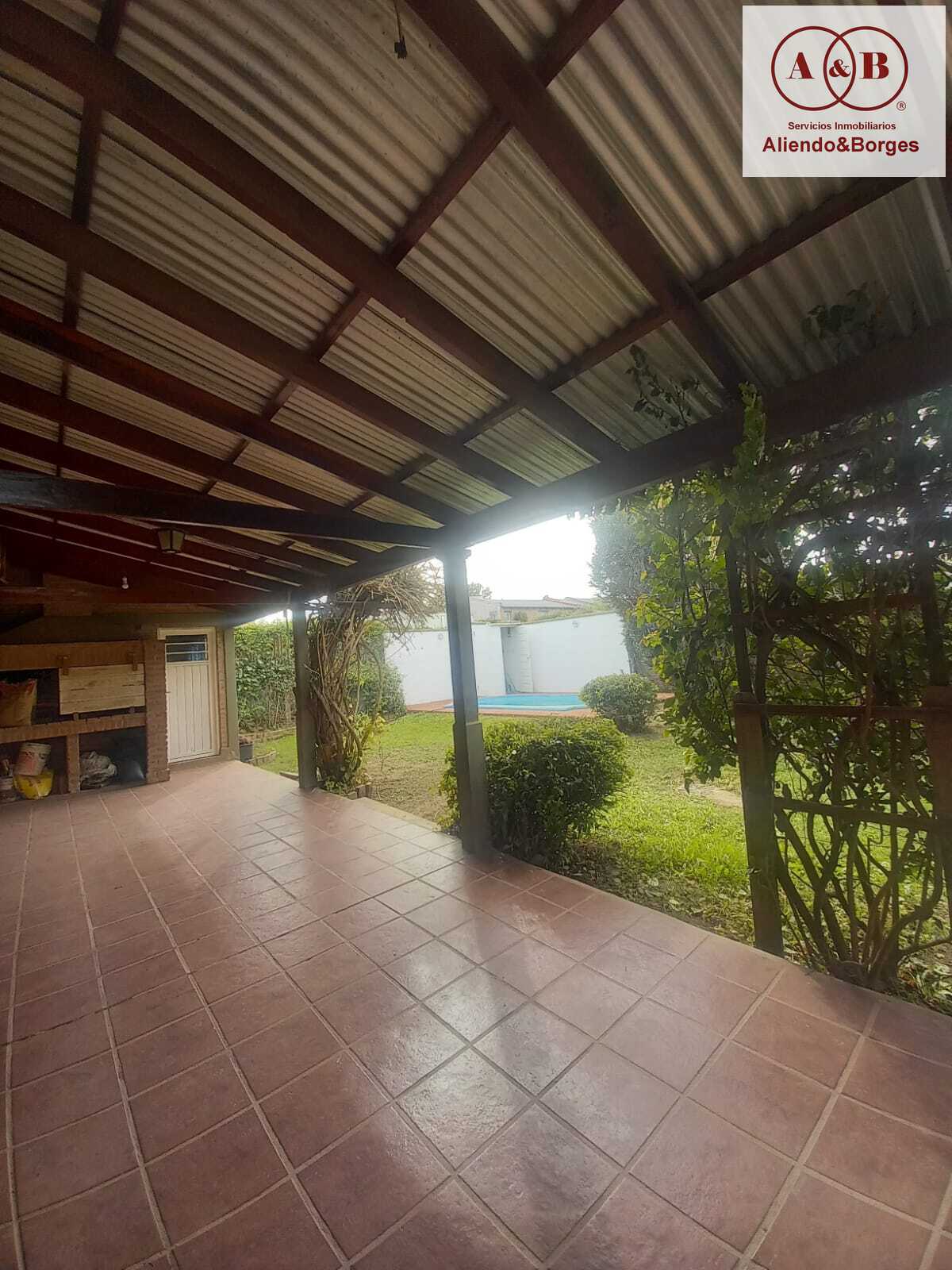 VENDEMOS CASA. UBICADA EN BANDA NORTE, 3 DORMITORIOS CON PATIO, PILETA Y COCHERA MAS DE UN VEHÍCULO EN LÍNEA, RIO CUARTO CORDONBA
