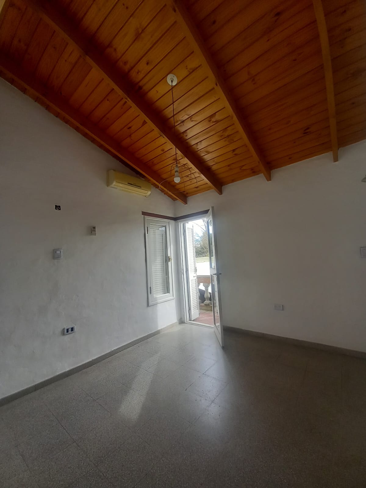 VENDEMOS CASA. UBICADA EN BANDA NORTE, 3 DORMITORIOS CON PATIO, PILETA Y COCHERA MAS DE UN VEHÍCULO EN LÍNEA, RIO CUARTO CORDONBA