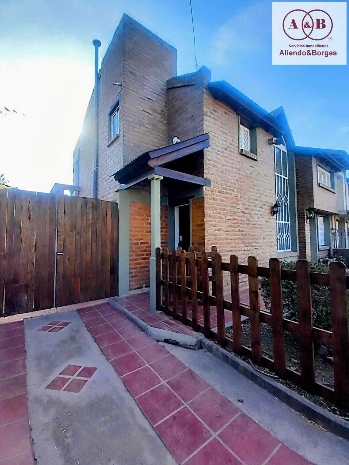 VENDEMOS CASA. UBICADA EN BANDA NORTE, 3 DORMITORIOS CON PATIO, PILETA Y COCHERA MAS DE UN VEHÍCULO EN LÍNEA, RIO CUARTO CORDONBA
