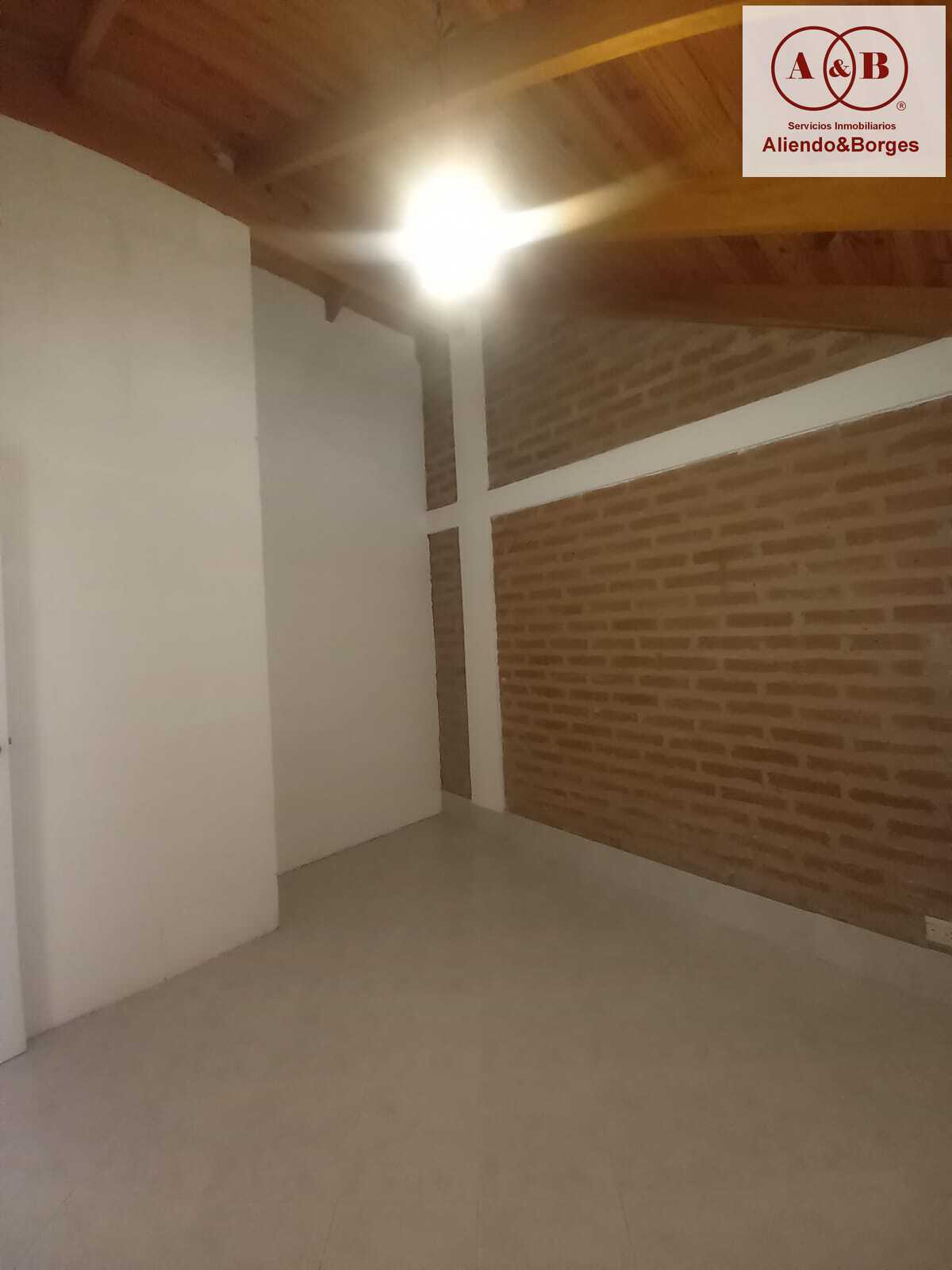 VENDEMOS CASA. UBICADA EN BANDA NORTE, 3 DORMITORIOS CON PATIO, PILETA Y COCHERA MAS DE UN VEHÍCULO EN LÍNEA, RIO CUARTO CORDONBA