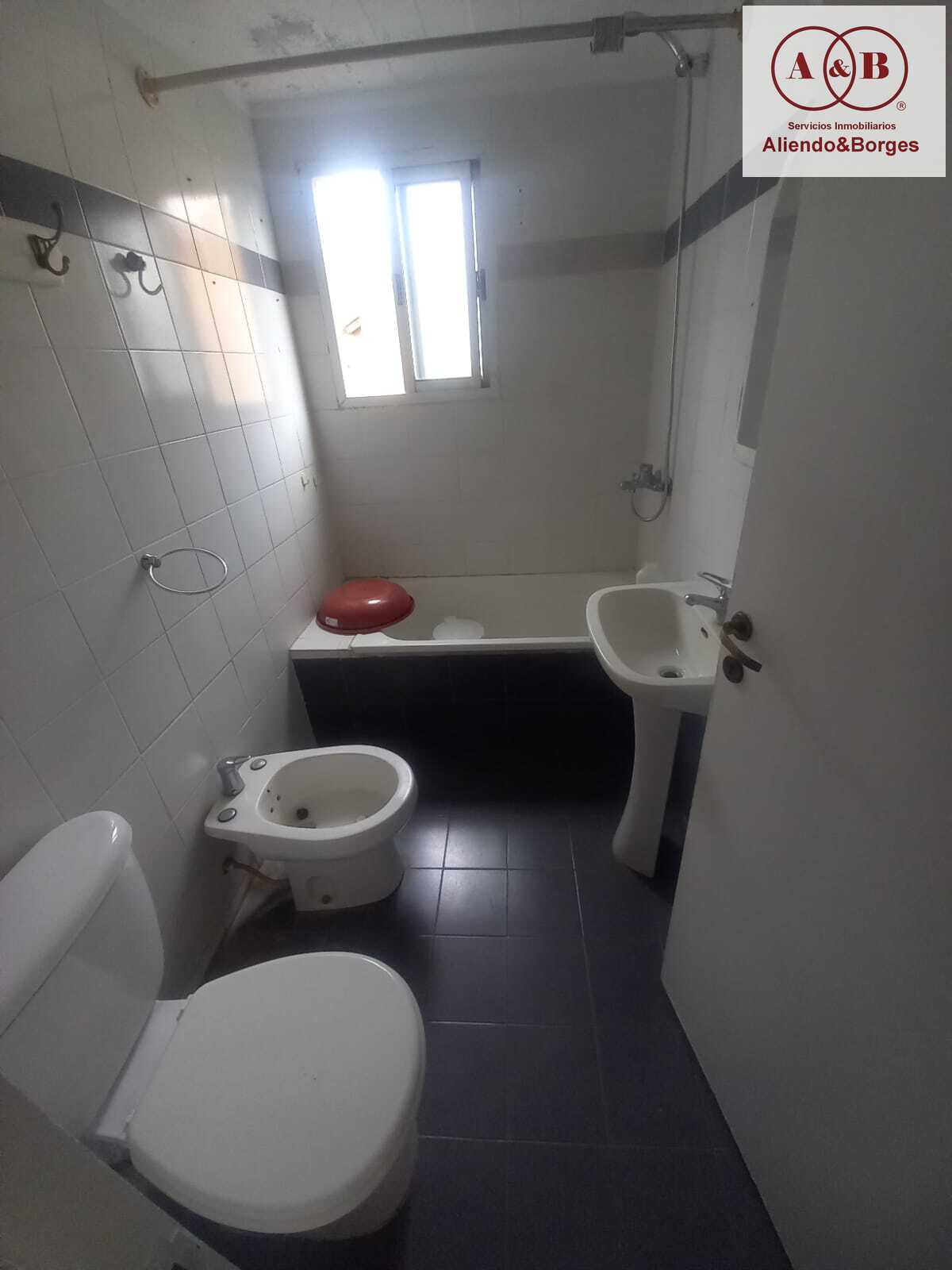 VENDEMOS CASA. UBICADA EN BANDA NORTE, 3 DORMITORIOS CON PATIO, PILETA Y COCHERA MAS DE UN VEHÍCULO EN LÍNEA, RIO CUARTO CORDONBA