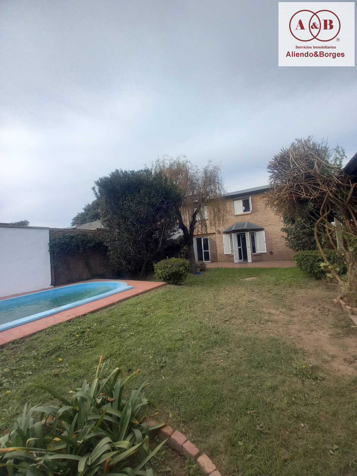 VENDEMOS CASA. UBICADA EN BANDA NORTE, 3 DORMITORIOS CON PATIO, PILETA Y COCHERA MAS DE UN VEHÍCULO EN LÍNEA, RIO CUARTO CORDONBA