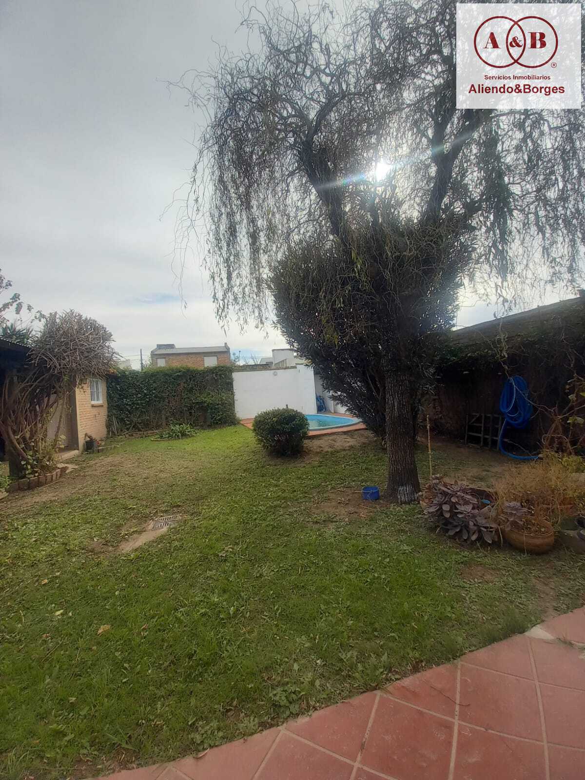 VENDEMOS CASA. UBICADA EN BANDA NORTE, 3 DORMITORIOS CON PATIO, PILETA Y COCHERA MAS DE UN VEHÍCULO EN LÍNEA, RIO CUARTO CORDONBA