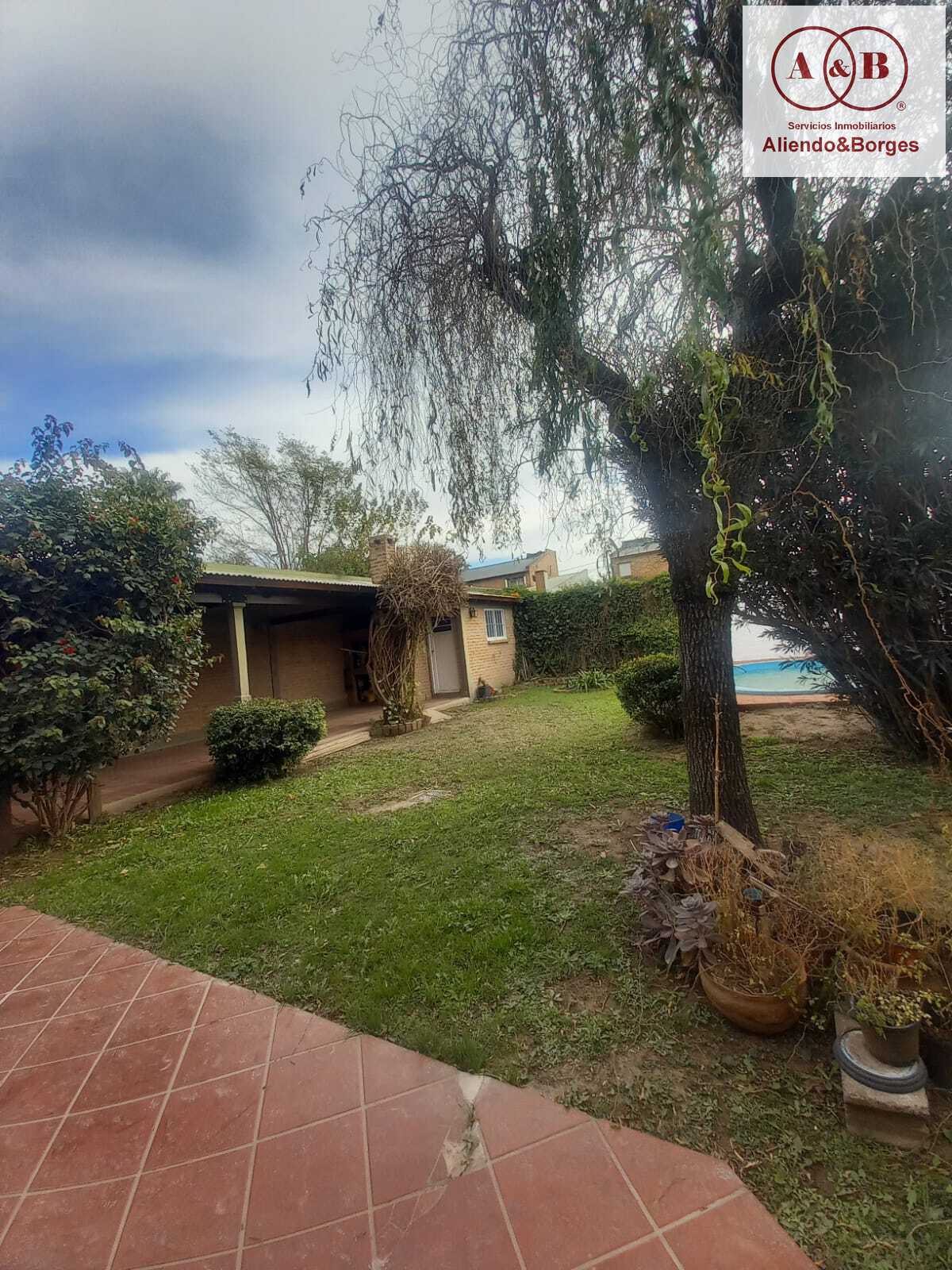 VENDEMOS CASA. UBICADA EN BANDA NORTE, 3 DORMITORIOS CON PATIO, PILETA Y COCHERA MAS DE UN VEHÍCULO EN LÍNEA, RIO CUARTO CORDONBA