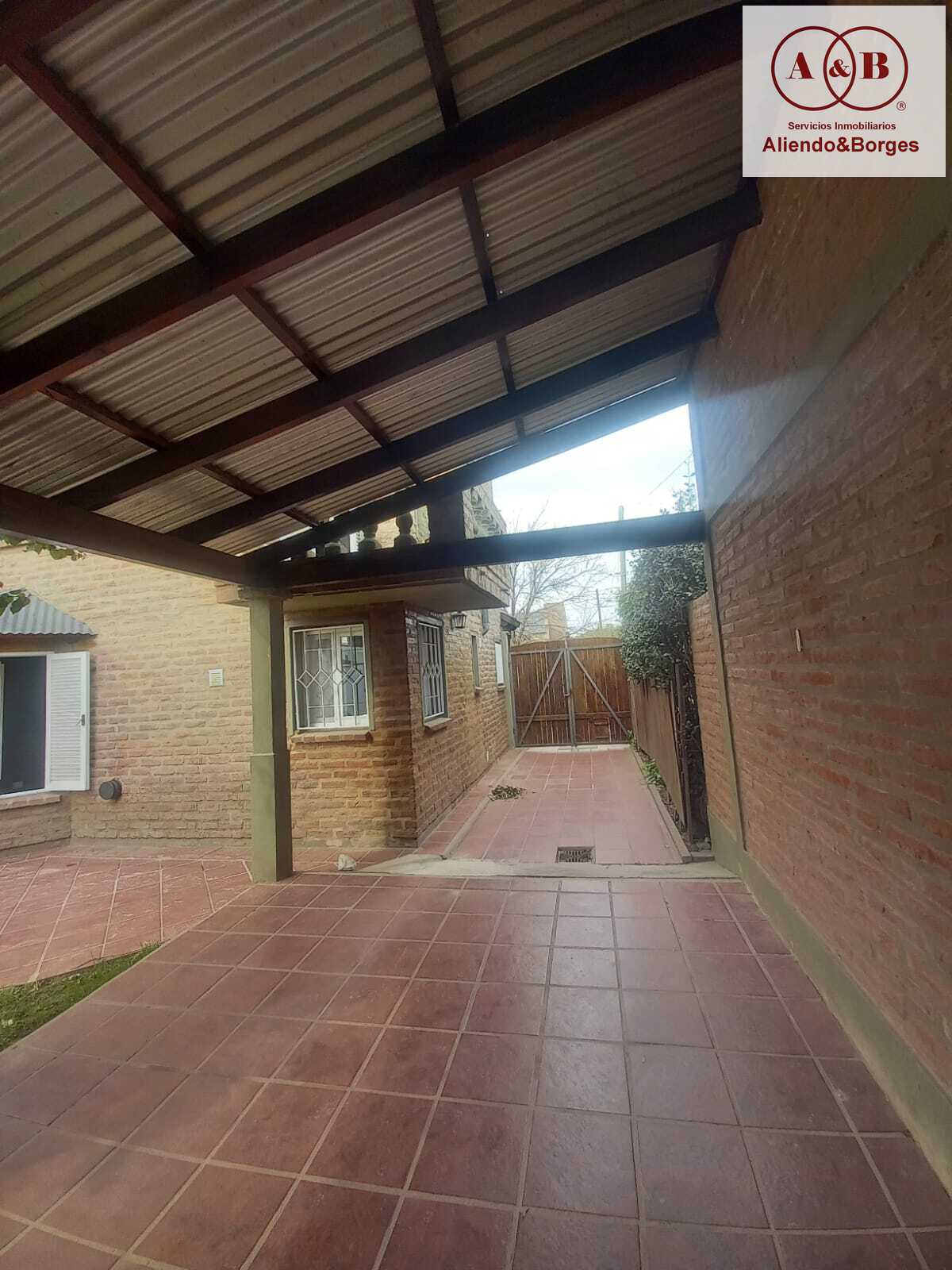 VENDEMOS CASA. UBICADA EN BANDA NORTE, 3 DORMITORIOS CON PATIO, PILETA Y COCHERA MAS DE UN VEHÍCULO EN LÍNEA, RIO CUARTO CORDONBA