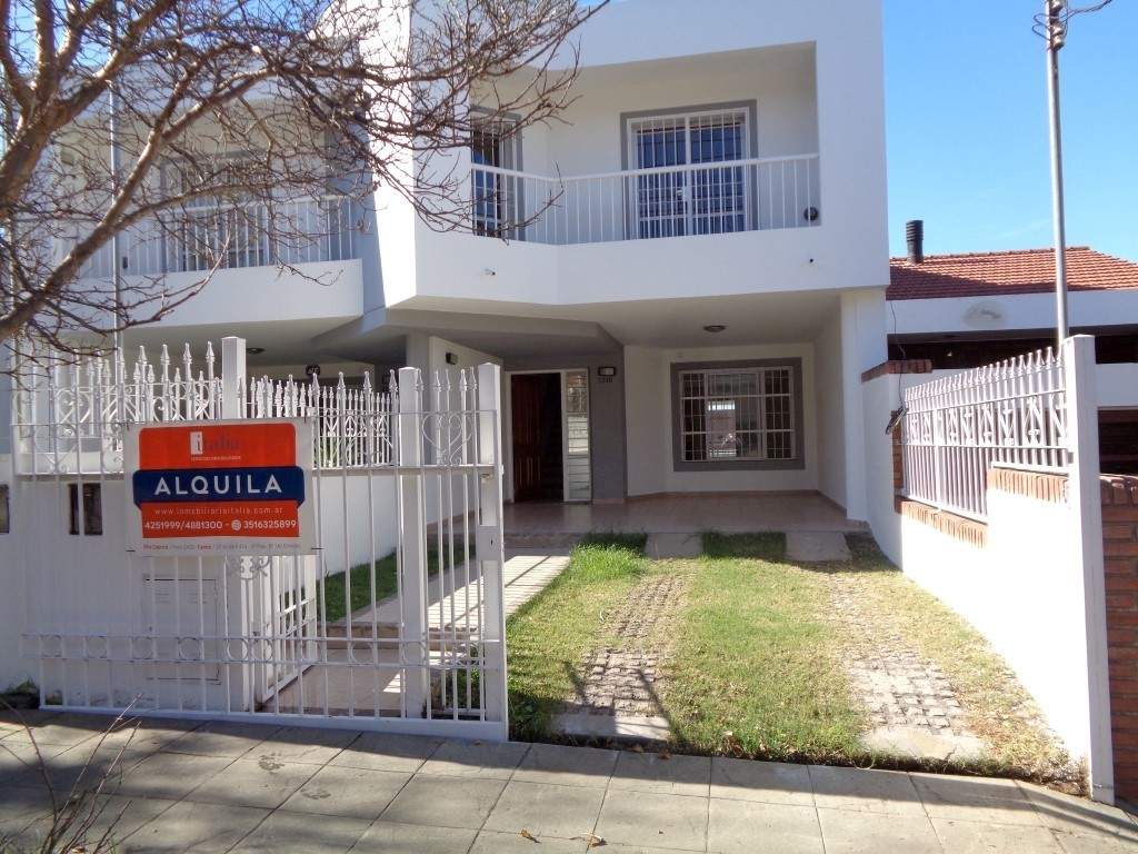 Barrio Alto Verde - Casa de Categoría de 3 Dormitorios, 1 en Suitte con Vestidor. Cochera Doble, 3 baños, Galería y Patio Amplio con Césped