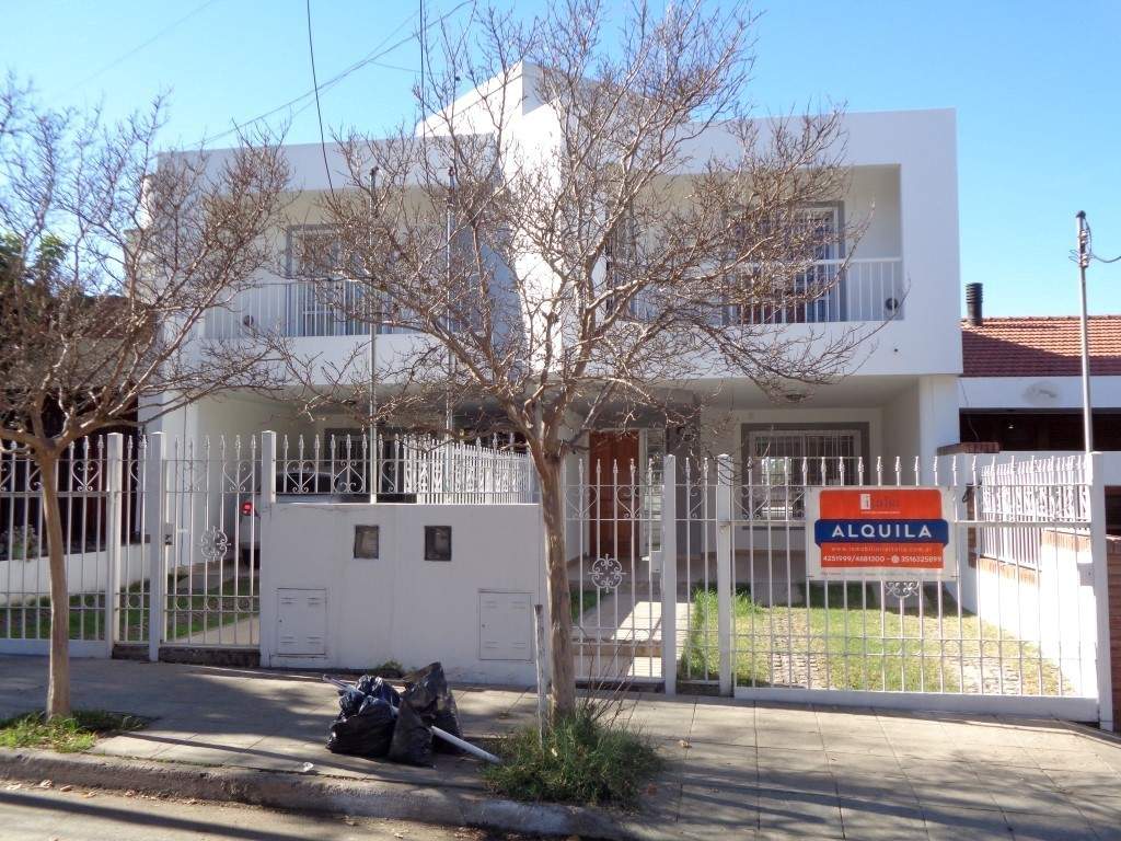 Barrio Alto Verde - Casa de Categoría de 3 Dormitorios, 1 en Suitte con Vestidor. Cochera Doble, 3 baños, Galería y Patio Amplio con Césped