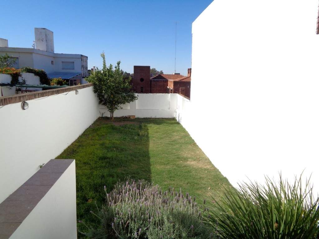 Barrio Alto Verde - Casa de Categoría de 3 Dormitorios, 1 en Suitte con Vestidor. Cochera Doble, 3 baños, Galería y Patio Amplio con Césped