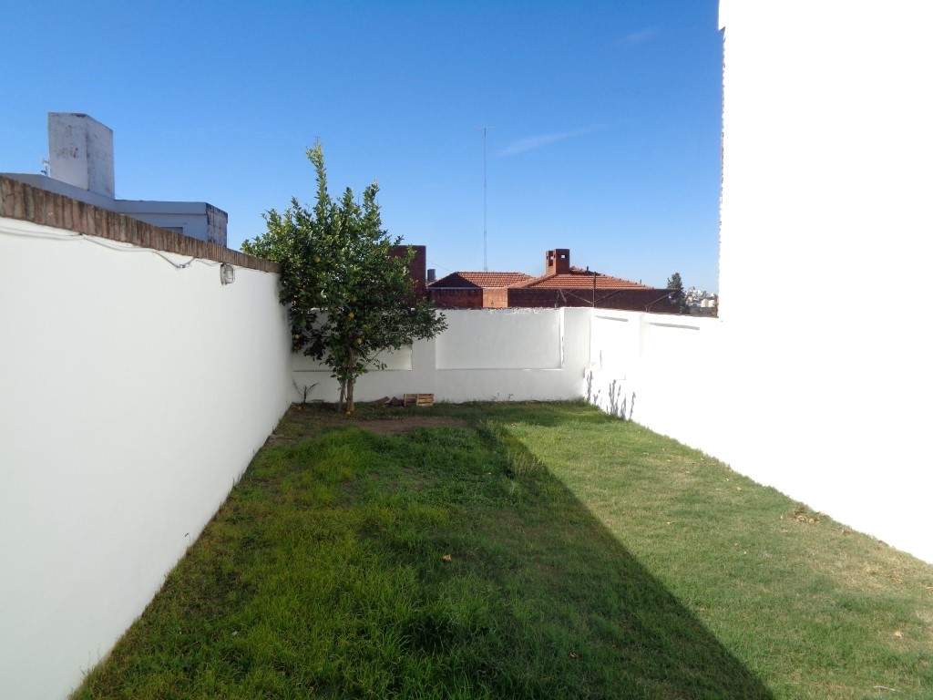 Barrio Alto Verde - Casa de Categoría de 3 Dormitorios, 1 en Suitte con Vestidor. Cochera Doble, 3 baños, Galería y Patio Amplio con Césped