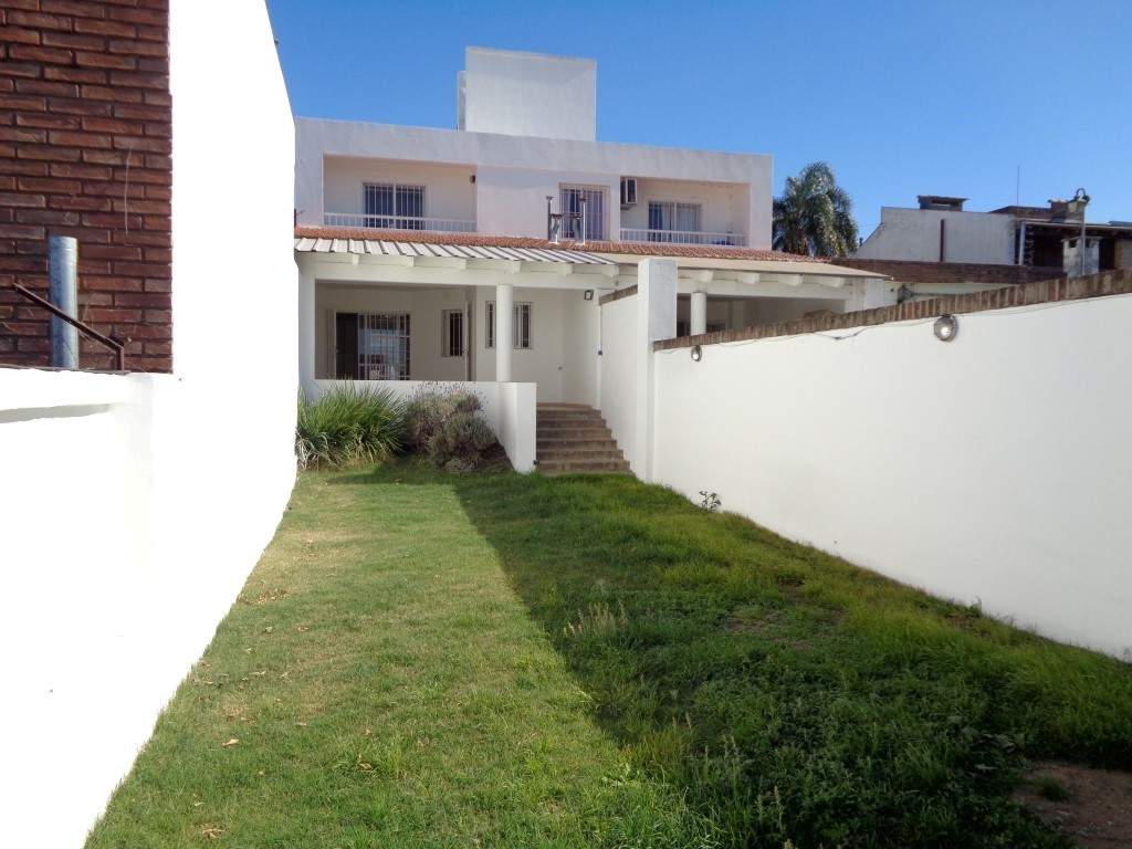 Barrio Alto Verde - Casa de Categoría de 3 Dormitorios, 1 en Suitte con Vestidor. Cochera Doble, 3 baños, Galería y Patio Amplio con Césped