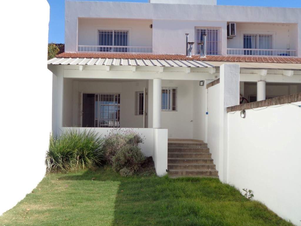 Barrio Alto Verde - Casa de Categoría de 3 Dormitorios, 1 en Suitte con Vestidor. Cochera Doble, 3 baños, Galería y Patio Amplio con Césped
