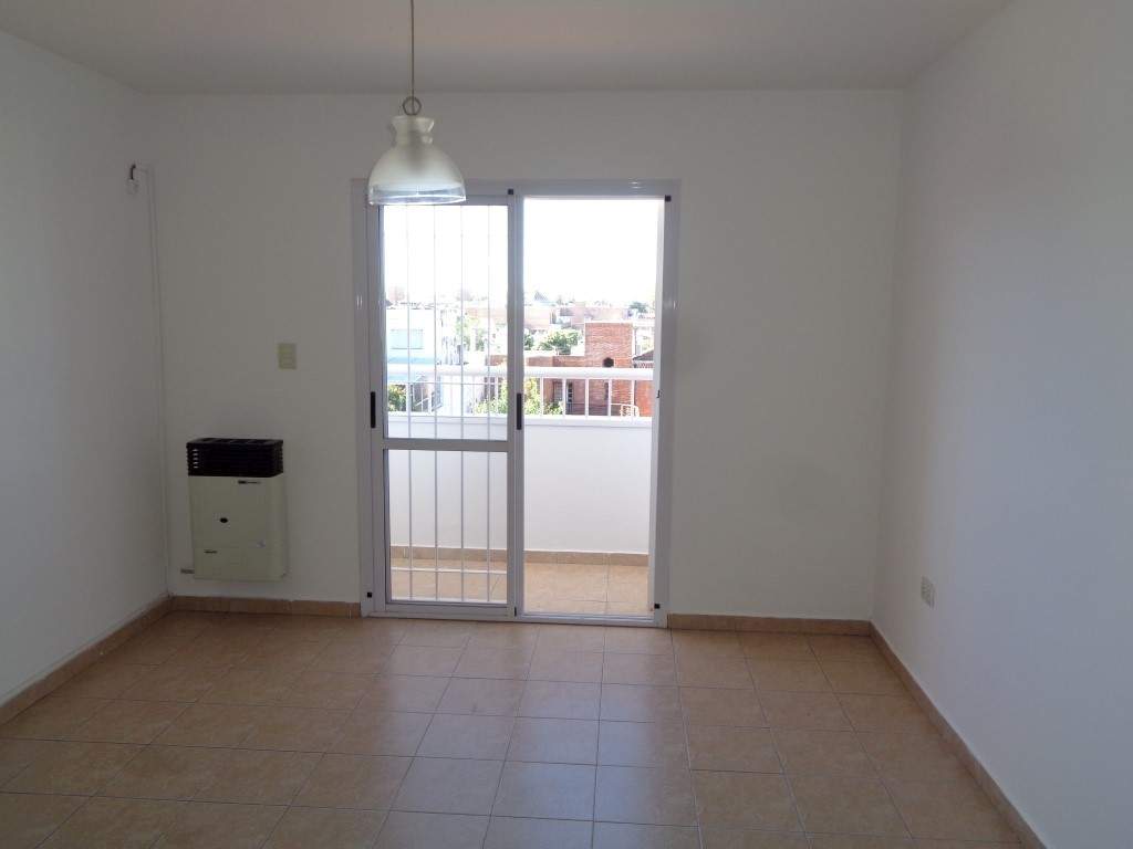 Barrio Alto Verde - Casa de Categoría de 3 Dormitorios, 1 en Suitte con Vestidor. Cochera Doble, 3 baños, Galería y Patio Amplio con Césped