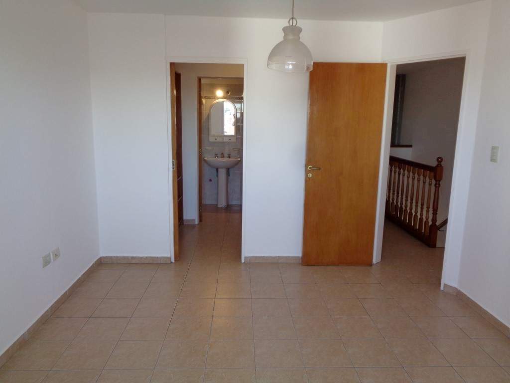 Barrio Alto Verde - Casa de Categoría de 3 Dormitorios, 1 en Suitte con Vestidor. Cochera Doble, 3 baños, Galería y Patio Amplio con Césped