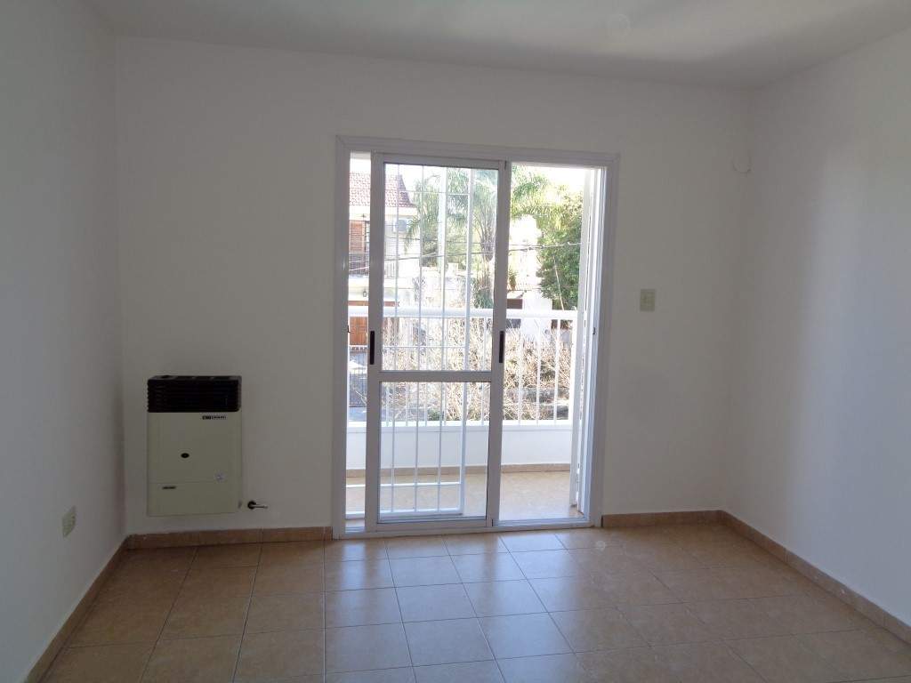 Barrio Alto Verde - Casa de Categoría de 3 Dormitorios, 1 en Suitte con Vestidor. Cochera Doble, 3 baños, Galería y Patio Amplio con Césped