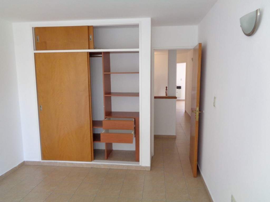 Barrio Alto Verde - Casa de Categoría de 3 Dormitorios, 1 en Suitte con Vestidor. Cochera Doble, 3 baños, Galería y Patio Amplio con Césped
