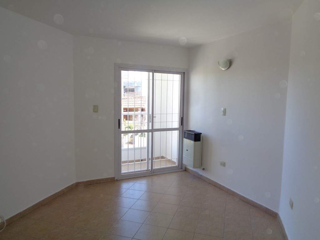 Barrio Alto Verde - Casa de Categoría de 3 Dormitorios, 1 en Suitte con Vestidor. Cochera Doble, 3 baños, Galería y Patio Amplio con Césped