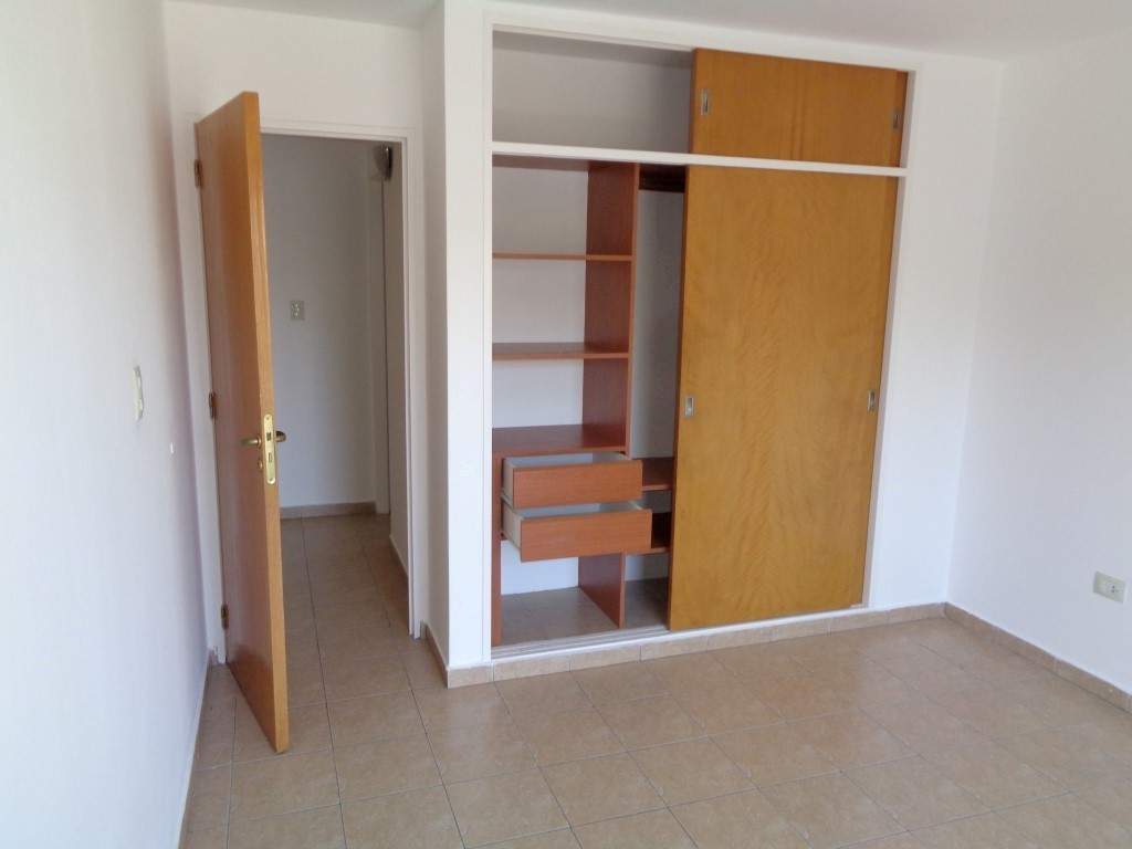 Barrio Alto Verde - Casa de Categoría de 3 Dormitorios, 1 en Suitte con Vestidor. Cochera Doble, 3 baños, Galería y Patio Amplio con Césped