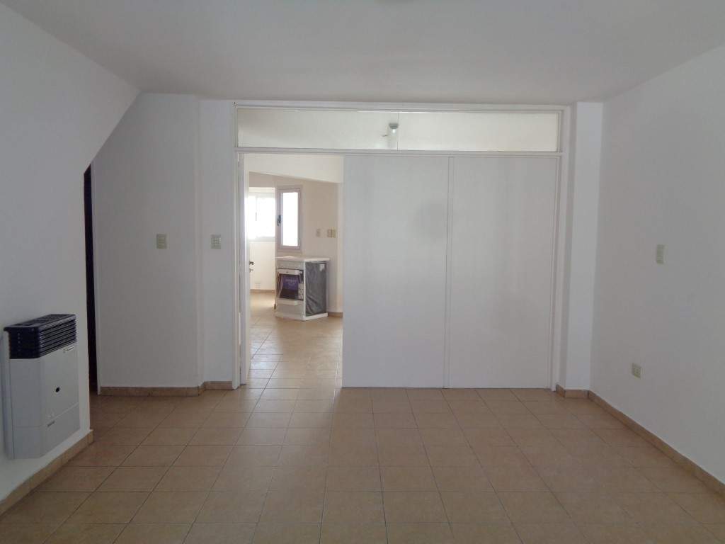 Barrio Alto Verde - Casa de Categoría de 3 Dormitorios, 1 en Suitte con Vestidor. Cochera Doble, 3 baños, Galería y Patio Amplio con Césped
