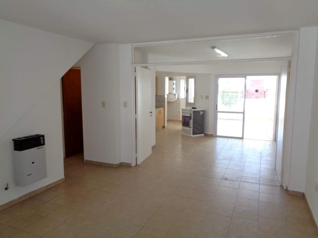 Barrio Alto Verde - Casa de Categoría de 3 Dormitorios, 1 en Suitte con Vestidor. Cochera Doble, 3 baños, Galería y Patio Amplio con Césped