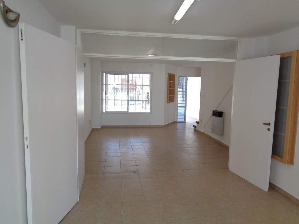 Barrio Alto Verde - Casa de Categoría de 3 Dormitorios, 1 en Suitte con Vestidor. Cochera Doble, 3 baños, Galería y Patio Amplio con Césped