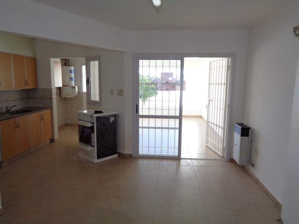 Barrio Alto Verde - Casa de Categoría de 3 Dormitorios, 1 en Suitte con Vestidor. Cochera Doble, 3 baños, Galería y Patio Amplio con Césped