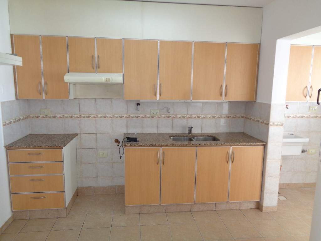 Barrio Alto Verde - Casa de Categoría de 3 Dormitorios, 1 en Suitte con Vestidor. Cochera Doble, 3 baños, Galería y Patio Amplio con Césped