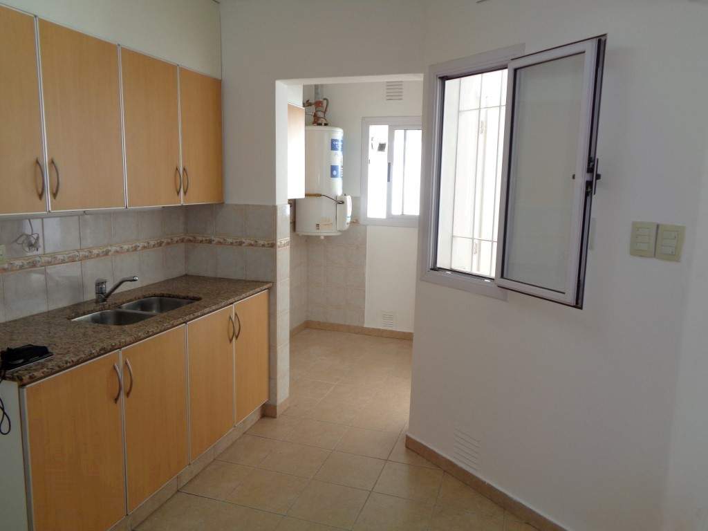 Barrio Alto Verde - Casa de Categoría de 3 Dormitorios, 1 en Suitte con Vestidor. Cochera Doble, 3 baños, Galería y Patio Amplio con Césped