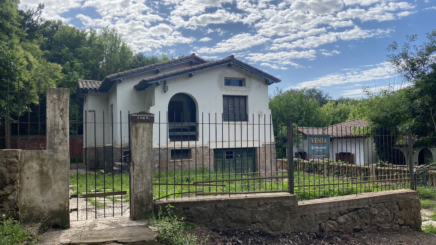 Se vende casa a reciclar estilo colonial de 1 dormitorio  departamento en planta baja en el centro de Huerta Grande. Provincia de Córdoba.