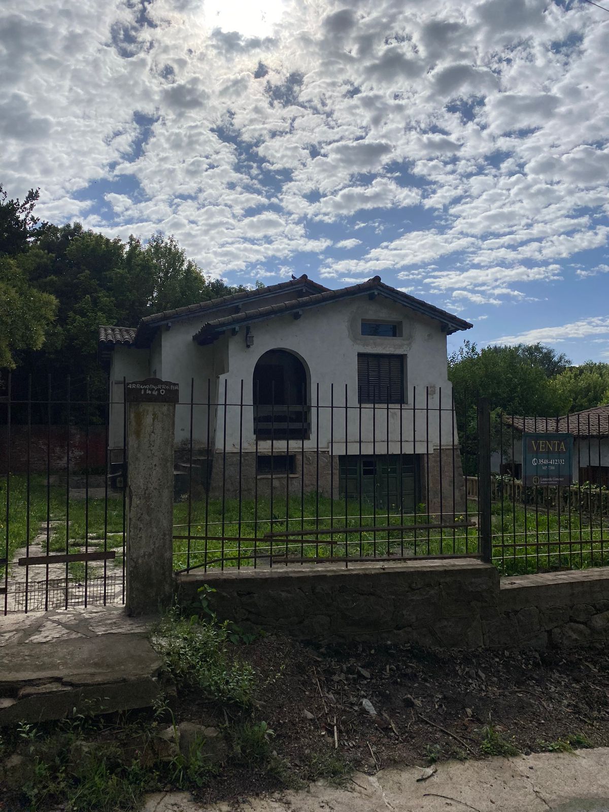Se vende casa a reciclar estilo colonial de 1 dormitorio  departamento en planta baja en el centro de Huerta Grande. Provincia de Córdoba.