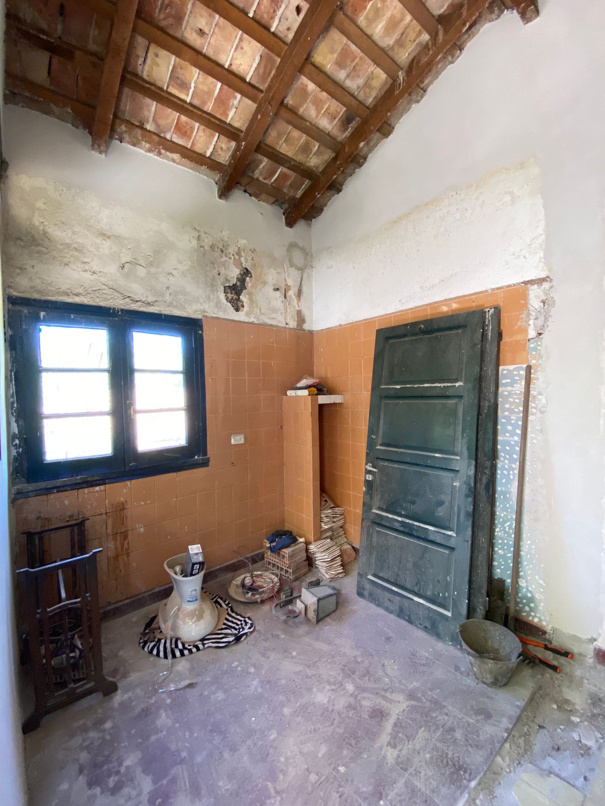 Se vende casa a reciclar estilo colonial de 1 dormitorio  departamento en planta baja en el centro de Huerta Grande. Provincia de Córdoba.