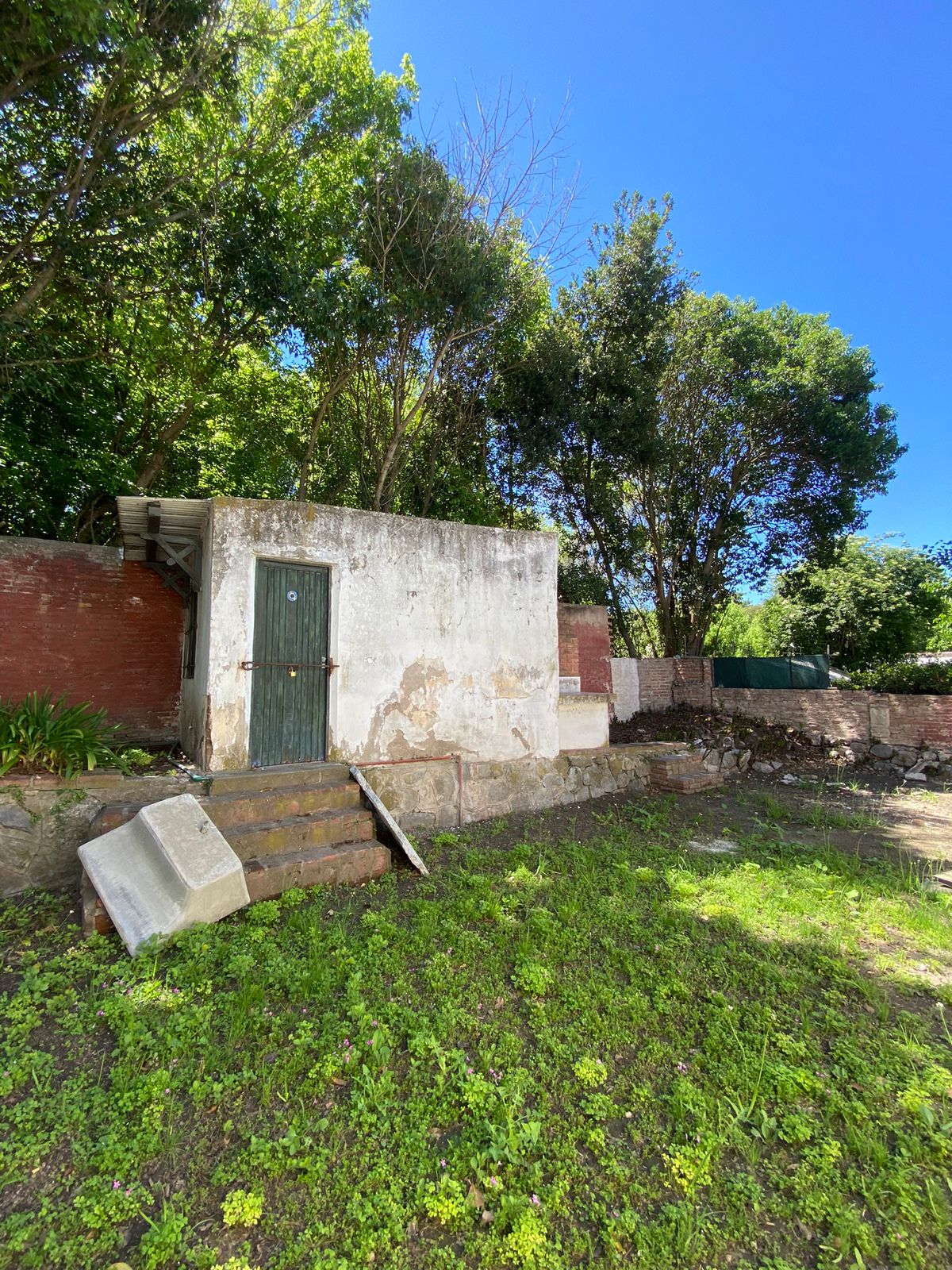 Se vende casa a reciclar estilo colonial de 1 dormitorio  departamento en planta baja en el centro de Huerta Grande. Provincia de Córdoba.