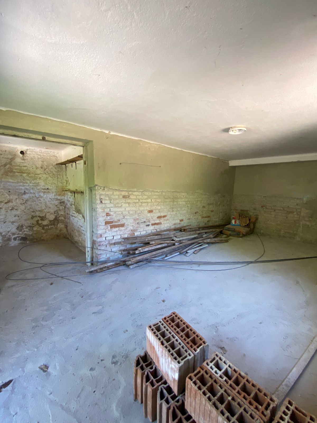 Se vende casa a reciclar estilo colonial de 1 dormitorio  departamento en planta baja en el centro de Huerta Grande. Provincia de Córdoba.