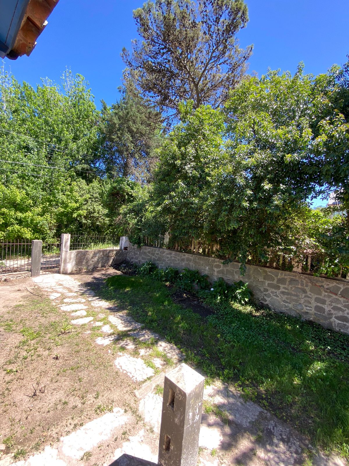 Se vende casa a reciclar estilo colonial de 1 dormitorio  departamento en planta baja en el centro de Huerta Grande. Provincia de Córdoba.