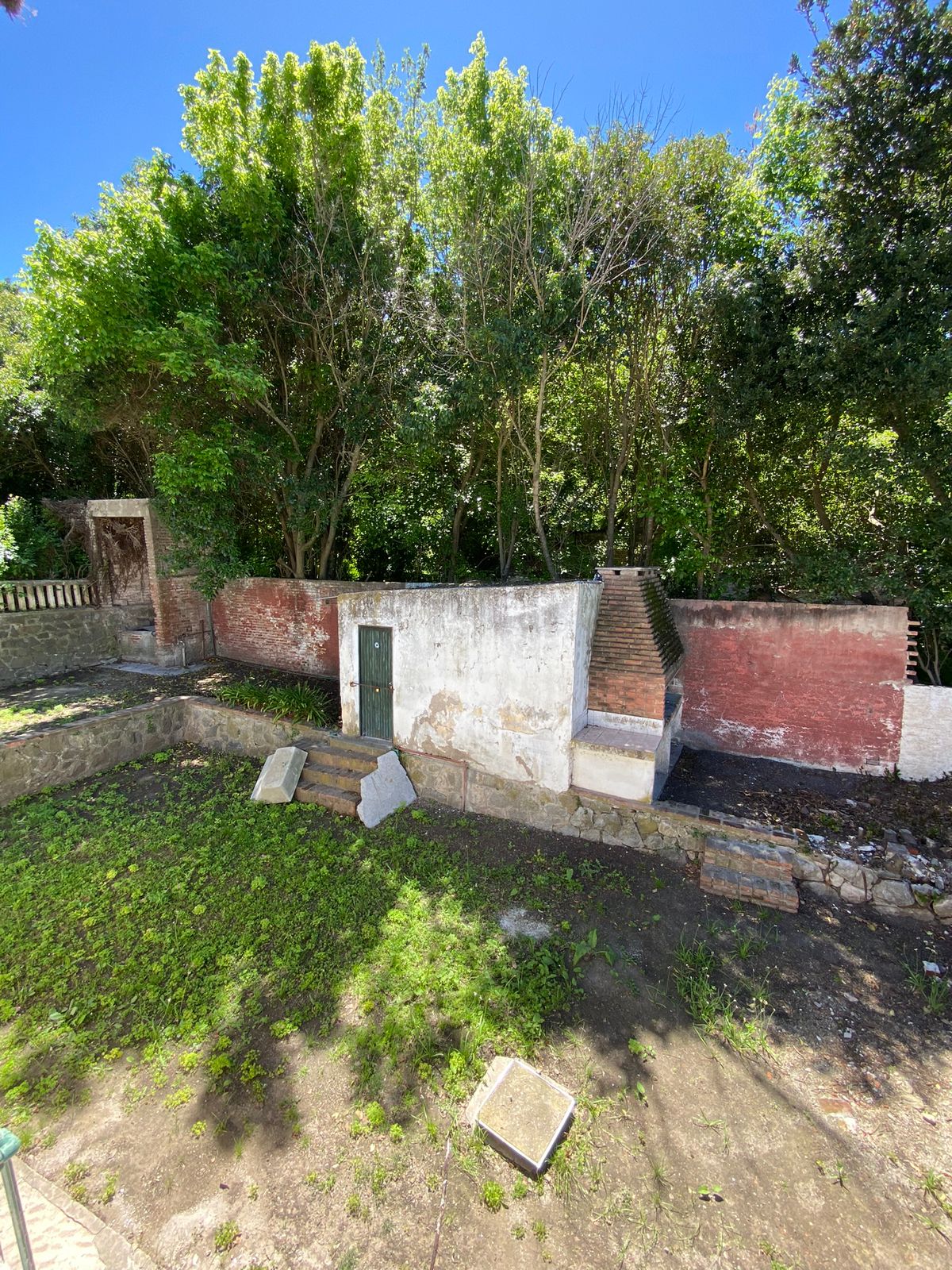 Se vende casa a reciclar estilo colonial de 1 dormitorio  departamento en planta baja en el centro de Huerta Grande. Provincia de Córdoba.