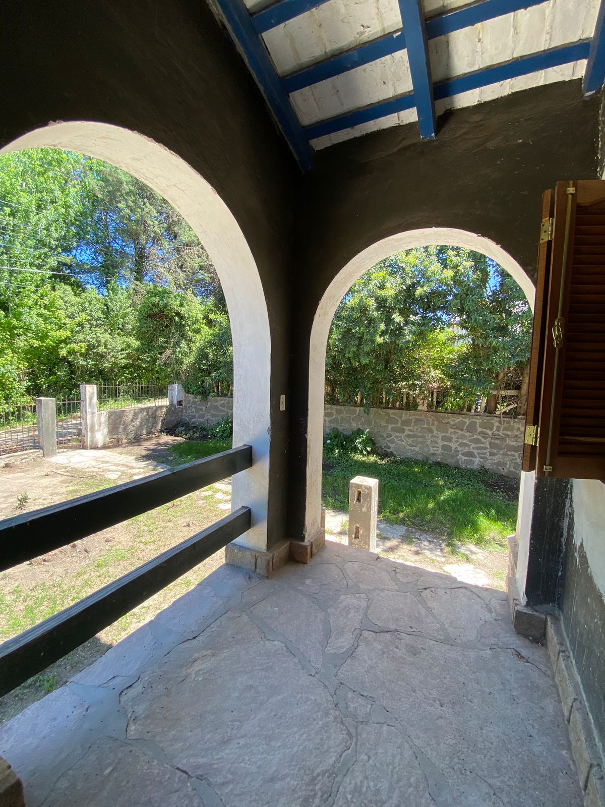 Se vende casa a reciclar estilo colonial de 1 dormitorio  departamento en planta baja en el centro de Huerta Grande. Provincia de Córdoba.