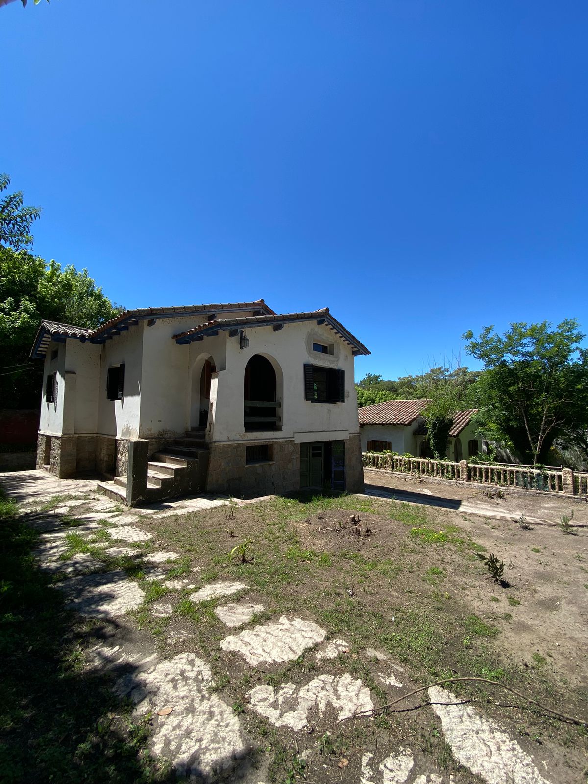 Se vende casa a reciclar estilo colonial de 1 dormitorio  departamento en planta baja en el centro de Huerta Grande. Provincia de Córdoba.
