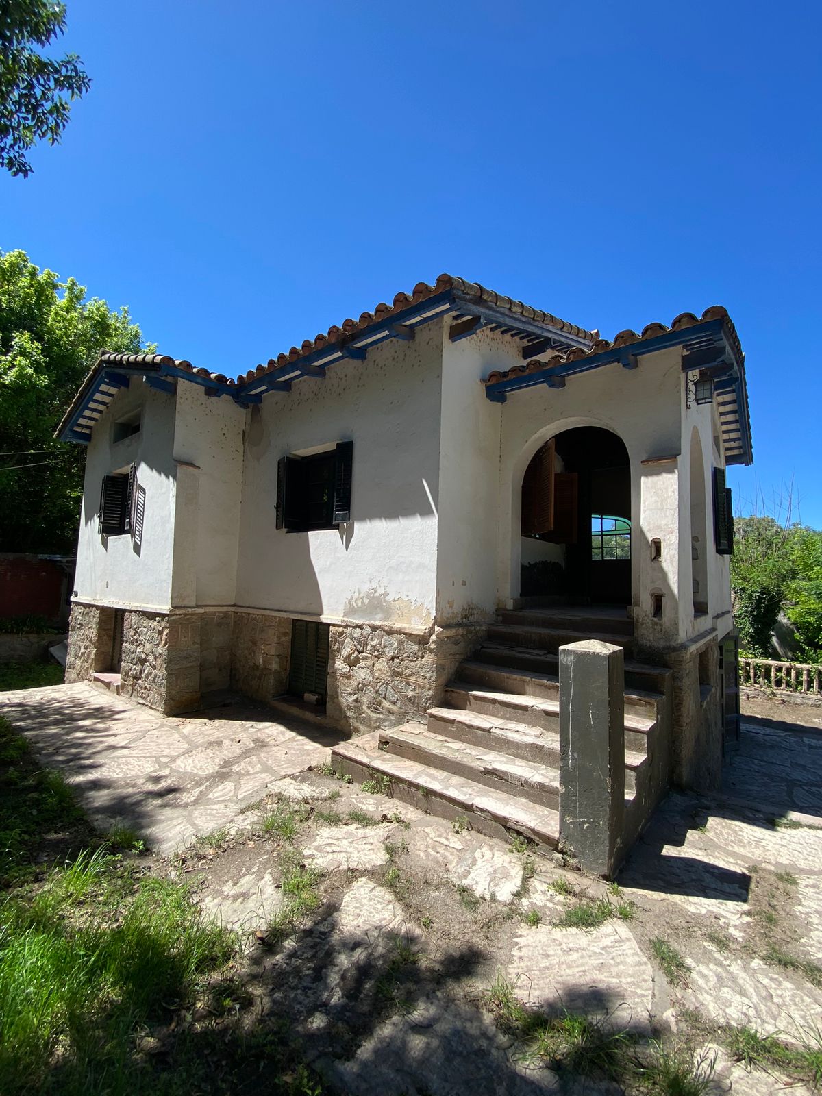 Se vende casa a reciclar estilo colonial de 1 dormitorio  departamento en planta baja en el centro de Huerta Grande. Provincia de Córdoba.